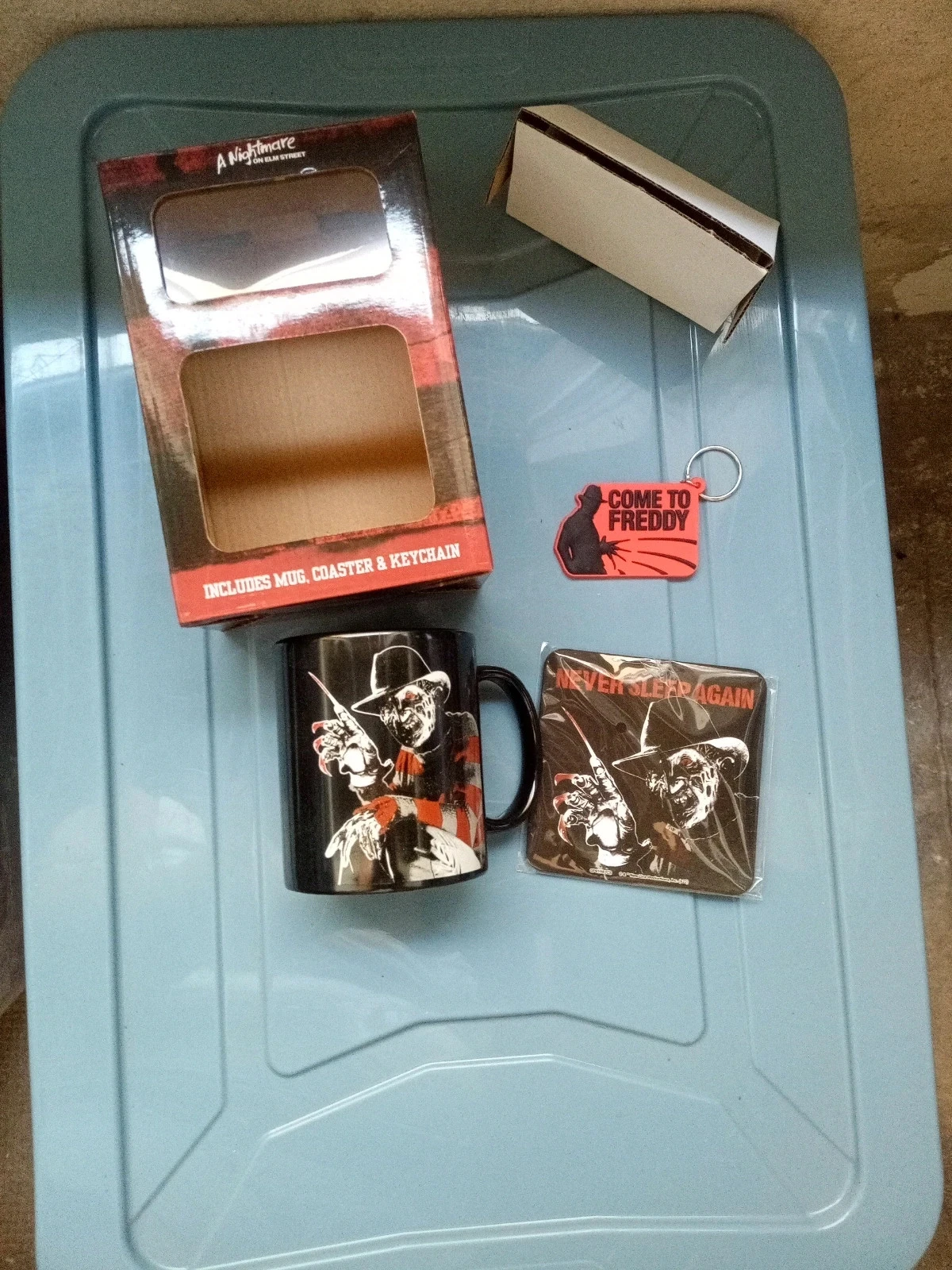 Titre : Coffret Cadeau Freddy Krueger  A Nightmare on Elm Street (Mug, Dessous de verre, Porte-clés)
